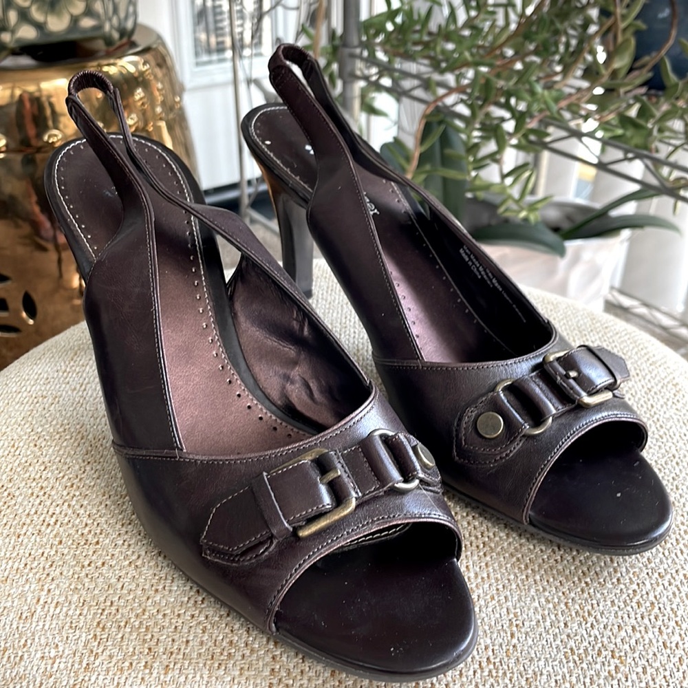 ❤️ Naturalizer Brown Heels, Brass Buckle, size 10